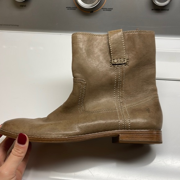 Frye Shoes - No box but barley worn - true to size